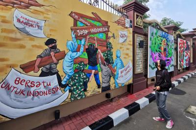 Sejumlah karya mural dengan tema mengkritik polisi ditampilkan di depan gedung Mabes Polri, Jakarta Selatan, Minggu (31/10 2021).