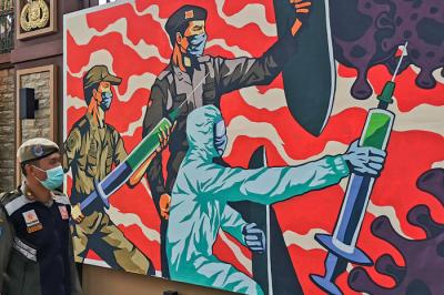 Sejumlah karya mural dengan tema mengkritik polisi ditampilkan di depan gedung Mabes Polri, Jakarta Selatan, Minggu (31/10 2021).
