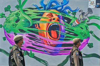 Sejumlah karya mural dengan tema mengkritik polisi ditampilkan di depan gedung Mabes Polri, Jakarta Selatan, Minggu (31/10 2021).