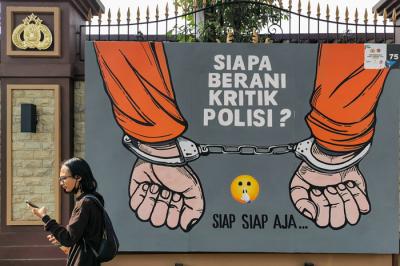 Sejumlah karya mural dengan tema mengkritik polisi ditampilkan di depan gedung Mabes Polri, Jakarta Selatan, Minggu (31/10 2021).