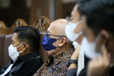 Terdakwa kasus korupsi kegiatan fiktif agen PT Asuransi Jasindo Kiagus Emil Fahmy Cornain menjalani sidang di Pengadilan Tipikor, Jakarta, Senin (1/11/2021).