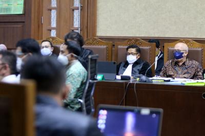 Terdakwa kasus korupsi kegiatan fiktif agen PT Asuransi Jasindo Kiagus Emil Fahmy Cornain menjalani sidang di Pengadilan Tipikor, Jakarta, Senin (1/11/2021).