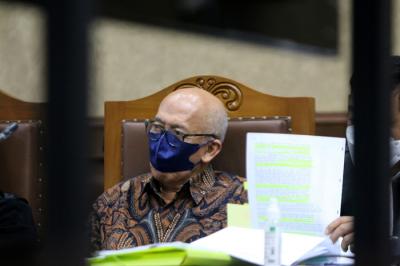 Terdakwa kasus korupsi kegiatan fiktif agen PT Asuransi Jasindo Kiagus Emil Fahmy Cornain menjalani sidang di Pengadilan Tipikor, Jakarta, Senin (1/11/2021).