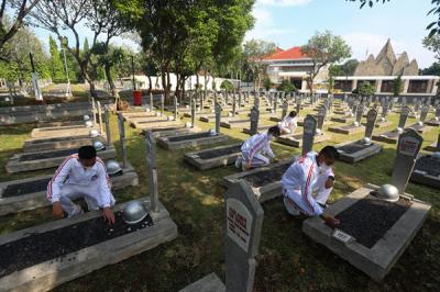 Kementerian Sosial bersama Unhan Republik Indonesia melaksanakan kegiatan kerja bakti di Taman Makam Pahlawan Kalibata, Jakarta Selatan, Sabtu (30/10/2021).