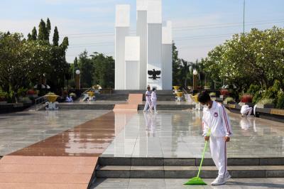 Kementerian Sosial bersama Unhan Republik Indonesia melaksanakan kegiatan kerja bakti di Taman Makam Pahlawan Kalibata, Jakarta Selatan, Sabtu (30/10/2021).
