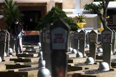 Kementerian Sosial bersama Unhan Republik Indonesia melaksanakan kegiatan kerja bakti di Taman Makam Pahlawan Kalibata, Jakarta Selatan, Sabtu (30/10/2021).