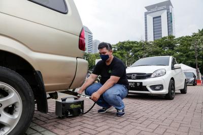 Petugas melakukan uji emisi gas buang kendaraan milik warga di Lapangan Parkir IRTI Monas, Jakarta Pusat, Senin (1/11/2021).
