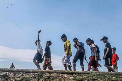 Sejumlah anak-anak bermain di tepi dermaga kapal, Cilincing, Jakarta Utara, Selasa (2/11/2021).