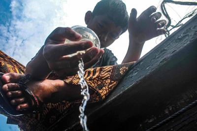 Sejumlah anak-anak bermain di tepi dermaga kapal, Cilincing, Jakarta Utara, Selasa (2/11/2021).