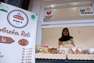 Sejumlah pelaku usaha mikro, kecil, dan menengah (UMKM) menempati kios di kawasan terpadu Stasiun Tebet, Jakarta Selatan, Selasa (2/11/2021).