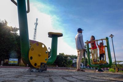 Petugas jaga memberikan makanan kawanan rusa di area kebun bibit modern (nursery) PT Vale Indonesia, Soroako, Kabupaten Luwu Timur, Sabtu (30/10/2021).
