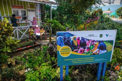 Petugas jaga memberikan makanan kawanan rusa di area kebun bibit modern (nursery) PT Vale Indonesia, Soroako, Kabupaten Luwu Timur, Sabtu (30/10/2021).