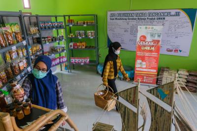 Petugas jaga memberikan makanan kawanan rusa di area kebun bibit modern (nursery) PT Vale Indonesia, Soroako, Kabupaten Luwu Timur, Sabtu (30/10/2021).