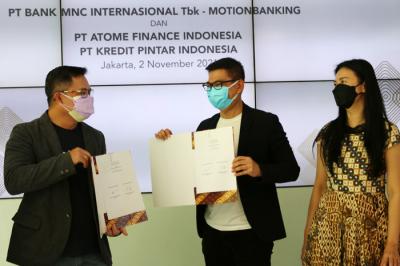 Penandatanganan penyaluran kredit dengan Atome Finance Indonesia dan Kredit Pintar Indonesia di Lobby Financial Center, Kebon Sirih Jakarta, Selasa (2/11/2021).