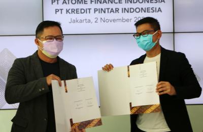 Penandatanganan penyaluran kredit dengan Atome Finance Indonesia dan Kredit Pintar Indonesia di Lobby Financial Center, Kebon Sirih Jakarta, Selasa (2/11/2021).