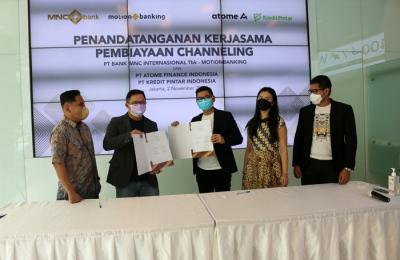 Penandatanganan penyaluran kredit dengan Atome Finance Indonesia dan Kredit Pintar Indonesia di Lobby Financial Center, Kebon Sirih Jakarta, Selasa (2/11/2021).