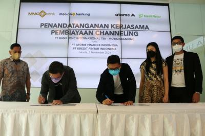 Penandatanganan penyaluran kredit dengan Atome Finance Indonesia dan Kredit Pintar Indonesia di Lobby Financial Center, Kebon Sirih Jakarta, Selasa (2/11/2021).