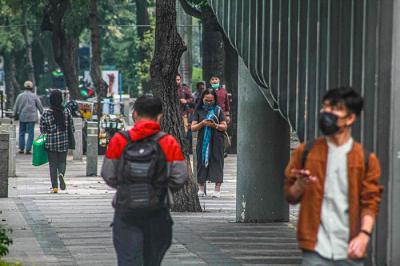 Warga melakukan aktivitas sembari menggunakan ponsel di Jakarta, Senin (1/11/2021).