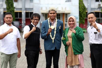 Geraldo Yehezkiel Selanno (tengah), peraih medali emas Cabang Olahraga Atletik Estafet 4 x 100 m Pekan Olahraga Nasional (PON) XX Papua 2021.