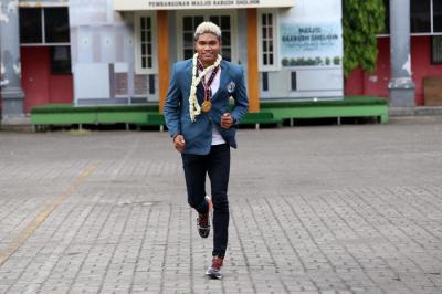Geraldo Yehezkiel Selanno (tengah), peraih medali emas Cabang Olahraga Atletik Estafet 4 x 100 m Pekan Olahraga Nasional (PON) XX Papua 2021.
