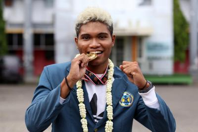 Geraldo Yehezkiel Selanno (tengah), peraih medali emas Cabang Olahraga Atletik Estafet 4 x 100 m Pekan Olahraga Nasional (PON) XX Papua 2021.