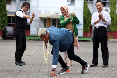 Geraldo Yehezkiel Selanno (tengah), peraih medali emas Cabang Olahraga Atletik Estafet 4 x 100 m Pekan Olahraga Nasional (PON) XX Papua 2021.