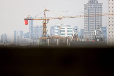 Pekerja menyelesaikan pembangunan gedung di Jakarta, Rabu (3/11/2021).