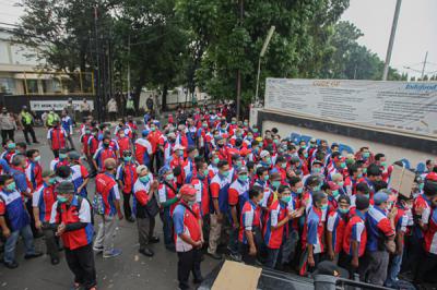 Ratusan buruh melakukan unjuk rasa di depan PT Indolakto, Jalan Raya PKP, Pasar Rebo, Jakarta Timur, Rabu (3/11/2021).