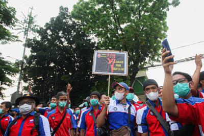 Ratusan buruh melakukan unjuk rasa di depan PT Indolakto, Jalan Raya PKP, Pasar Rebo, Jakarta Timur, Rabu (3/11/2021).