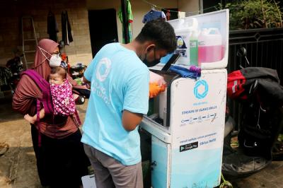 Pembeli bertransaksi nontunai melalui QRIS di Depok, Jawa Barat, Rabu (3/11/2021).