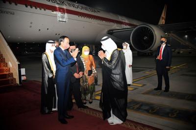 Presiden Joko Widodo tiba di Abu Dhabi, Persatuan Emirat Arab (PEA) pada Selasa, 2 November 2021.