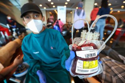 Para Karyawan antusias mengikuti kegiatan donor darah yang diselenggaran MNC Peduli bersama PMI Depok di MNC Studios, Jakarta Barat, Rabu (3/11/2021).