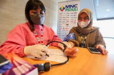 Para Karyawan antusias mengikuti kegiatan donor darah yang diselenggaran MNC Peduli bersama PMI Depok di MNC Studios, Jakarta Barat, Rabu (3/11/2021).