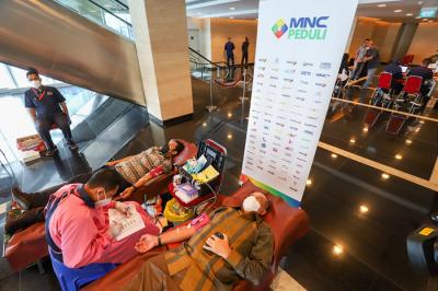 Para Karyawan antusias mengikuti kegiatan donor darah yang diselenggaran MNC Peduli bersama PMI Depok di MNC Studios, Jakarta Barat, Rabu (3/11/2021).