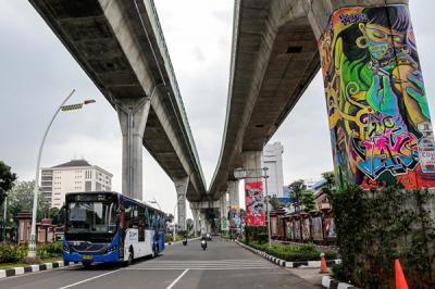 Kendaraan melintas di dekat tiang Jalan Layang Non Tol Transjakarta yang dihiasi mural di kawasan lapangan Bhayangkara, Mabes Polri, Jakarta, Rabu (3/11/2021).