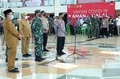 Panglima TNI Marsekal TNI Hadi Tjahjanto saat meninjau vaksinasi massal di Banda Aceh Convention Hall (BACH), Kota Banda Aceh, Selasa (2/11/2021).