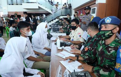 Panglima TNI Marsekal TNI Hadi Tjahjanto saat meninjau vaksinasi massal di Banda Aceh Convention Hall (BACH), Kota Banda Aceh, Selasa (2/11/2021).