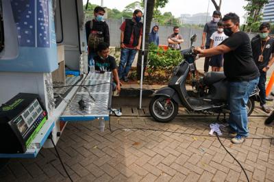 Sejumlah kendaraan mengikuti uji emisi di Jakarta Pusat, Selasa (2/11/2021).