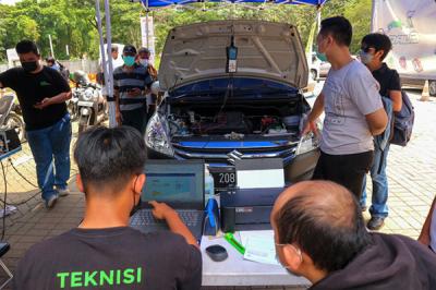 Sejumlah kendaraan mengikuti uji emisi di Jakarta Pusat, Selasa (2/11/2021).