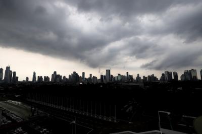 Awan hitam menyelimuti langit Jakarta, Kamis (4/11/2021).