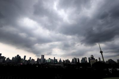 Awan hitam menyelimuti langit Jakarta, Kamis (4/11/2021).