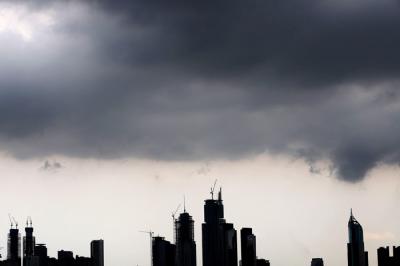 Awan hitam menyelimuti langit Jakarta, Kamis (4/11/2021).
