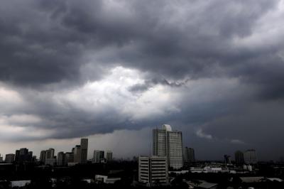 Awan hitam menyelimuti langit Jakarta, Kamis (4/11/2021).