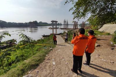 Kalaksa BPBD Jatim Budi Santosa memberikan pengarahan terkait pencarian, serta mengingatkan pentingnya keselamatan dan keamanan saat menjalankan tugas.