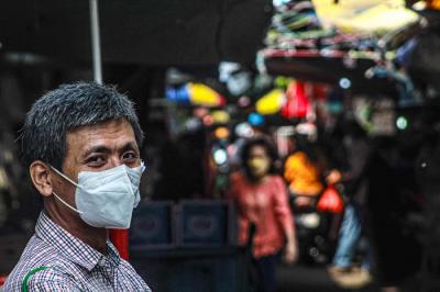 Warga melakukan aktivitas saat Penerapan PPKM Level 1 di Jakarta, Rabu (3/11/2021).