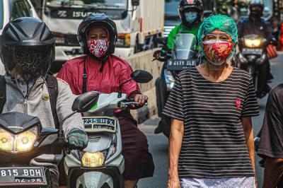 Warga melakukan aktivitas saat Penerapan PPKM Level 1 di Jakarta, Rabu (3/11/2021).