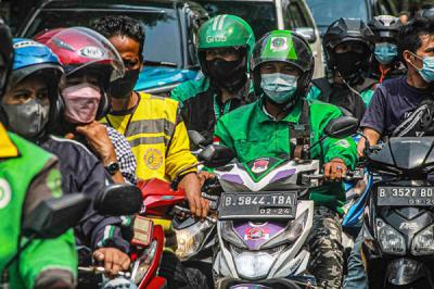 Warga melakukan aktivitas saat Penerapan PPKM Level 1 di Jakarta, Rabu (3/11/2021).
