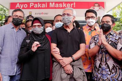 Musisi Iwan Fals melambaikan tangan dari dalam mobil usai menyambangi Mapolda Metro Jaya, Jakarta Selatan, Kamis (4/11/2021).