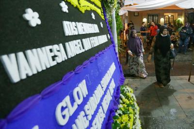 Sejumlah karangan bunga mulai terlihat di depan rumah duka Vanessa Angel di kawasan Kembangan, Jakarta Barat, Kamis (4/11/2021).