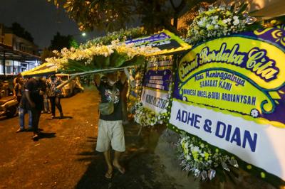 Sejumlah karangan bunga mulai terlihat di depan rumah duka Vanessa Angel di kawasan Kembangan, Jakarta Barat, Kamis (4/11/2021).